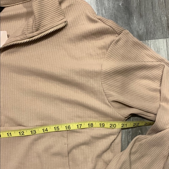 NWT Kangaroo Pocket Tan Quarter-Zip Pullover Medium - Picture 7 of 12